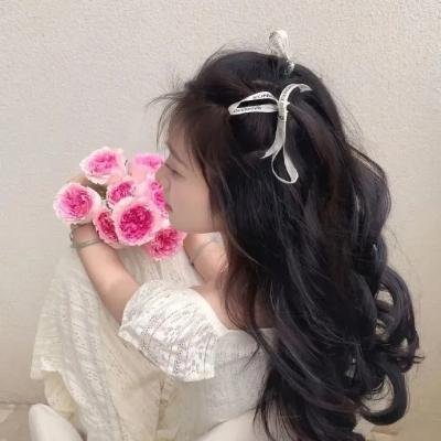 院子里的女人